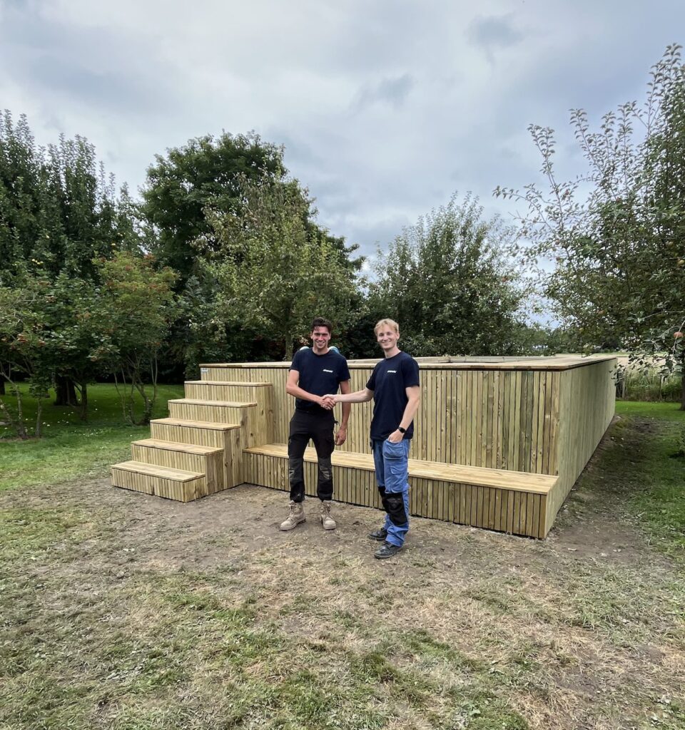 Afgewerkte Simpool met modulaire lounge en trap