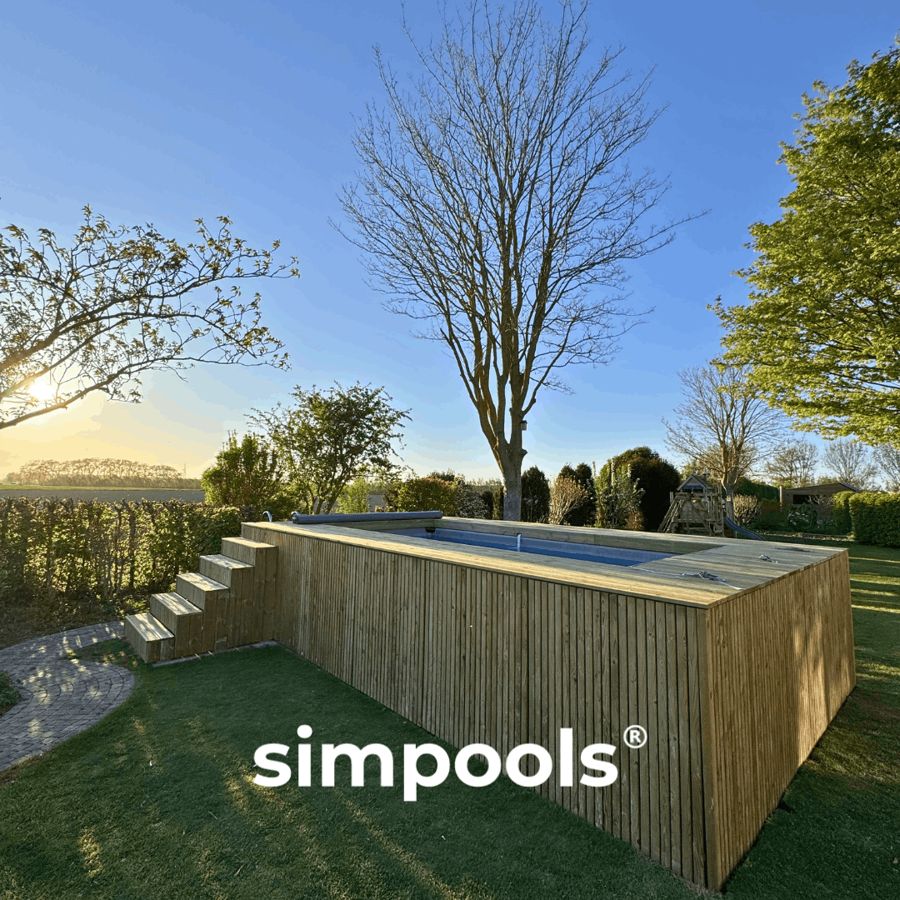 Simpool in een tuin bij zonsondergang