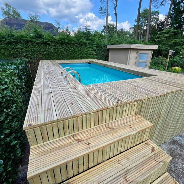 Simpool met brede trap en tuinhuis