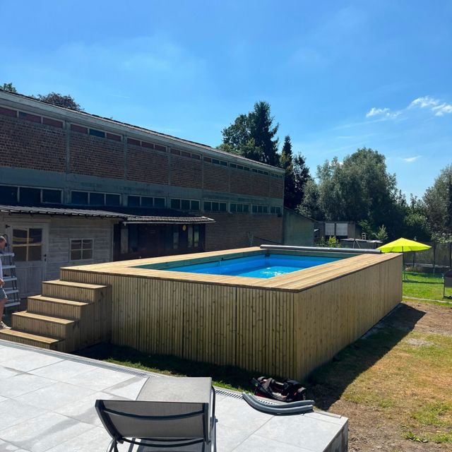 Simpool met trap naast een terras