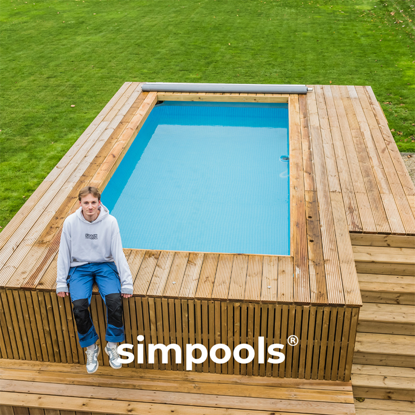 Sim Vanlangenhove, oprichter van Simpools, op de rand van een Simpool