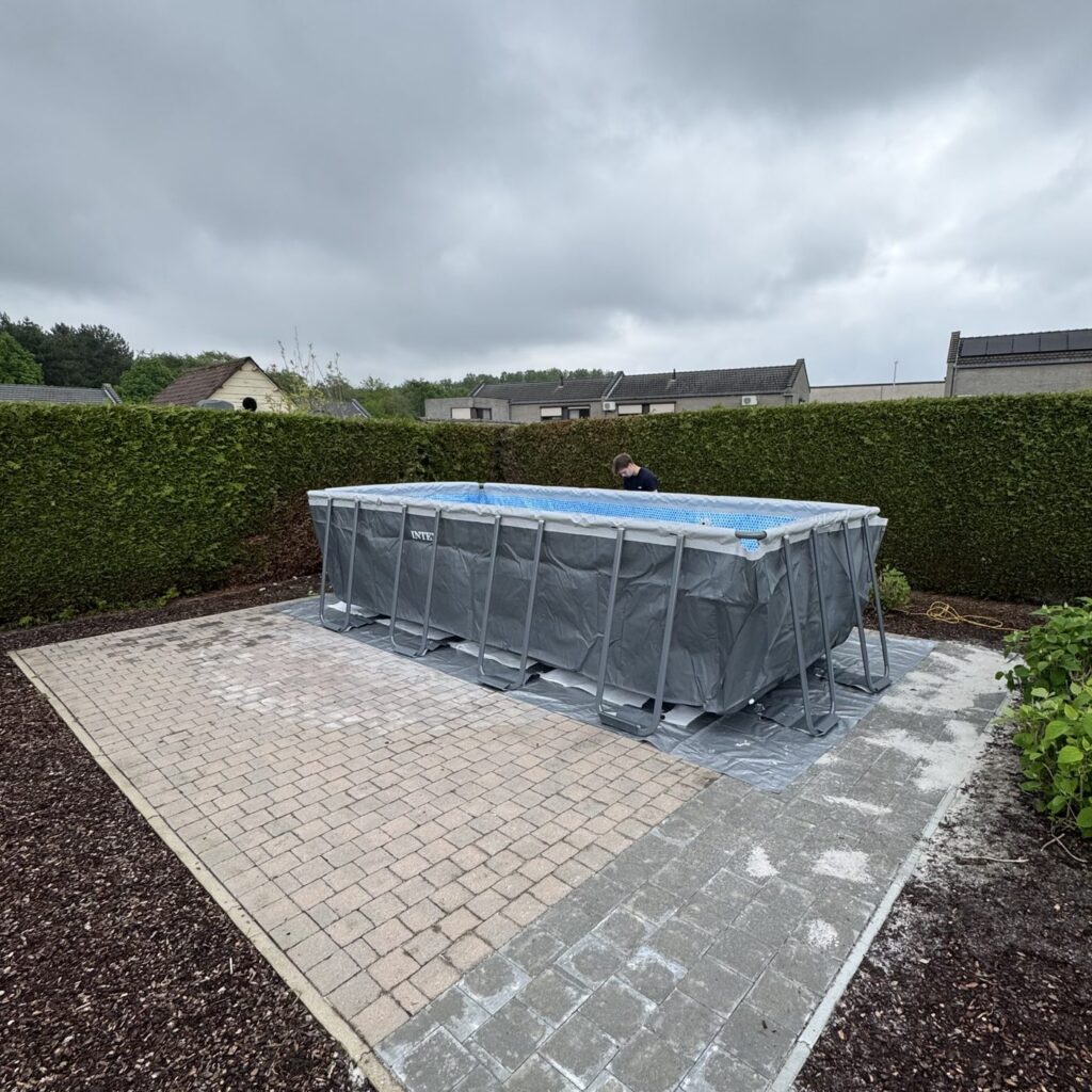 Kaal opzetzwembad in de tuin, voor de Simpool
